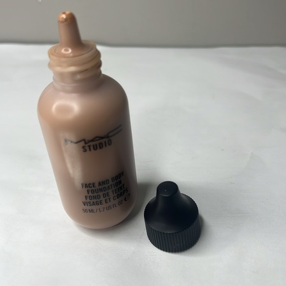MAC Studio N5 50ml Radiance Face and Body Radiant Sheer Foundation - Picture 4 of 4